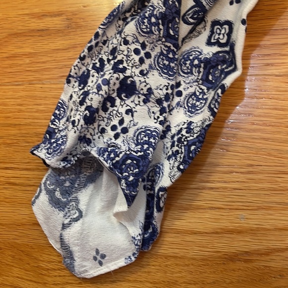 Forever21 Blue and White Abstract Print Open/Cold Shoulder Flowy Keyhole Dress - Picture 9 of 11